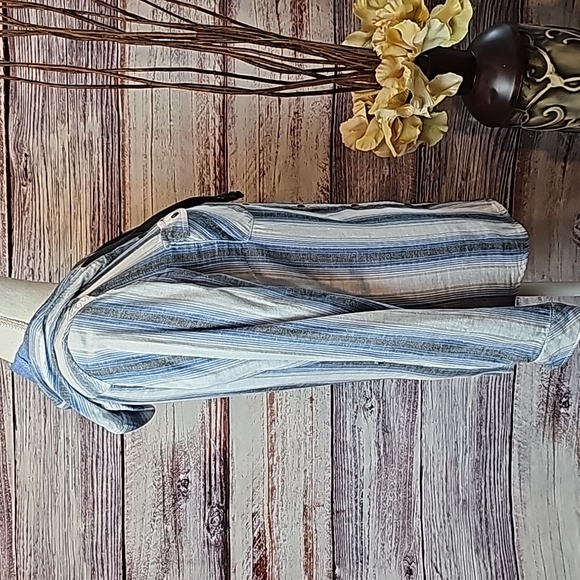 BOSTON TRADERS BLUE LONG ROLL-TAB SLEEVE LINED HOODED BUTTON-UP SHIRT - Picture 3 of 16